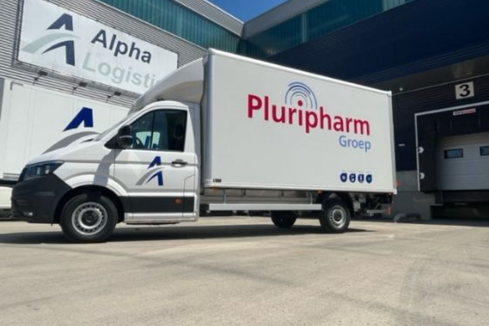 Logistiek maatwerk, een bedrijfs bakwagen van Alpha Logistiek met branding van Pluripharm BV