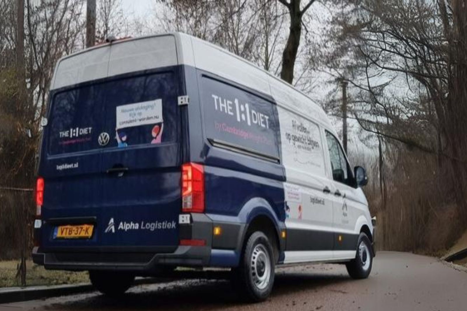 Bestelbus van Alpha Logistiek met branding van the Cambridge.