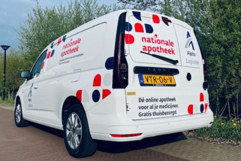 Logistiek maatwerk - Bus van Alpha Logistiek met branding van Nationale Apotheek