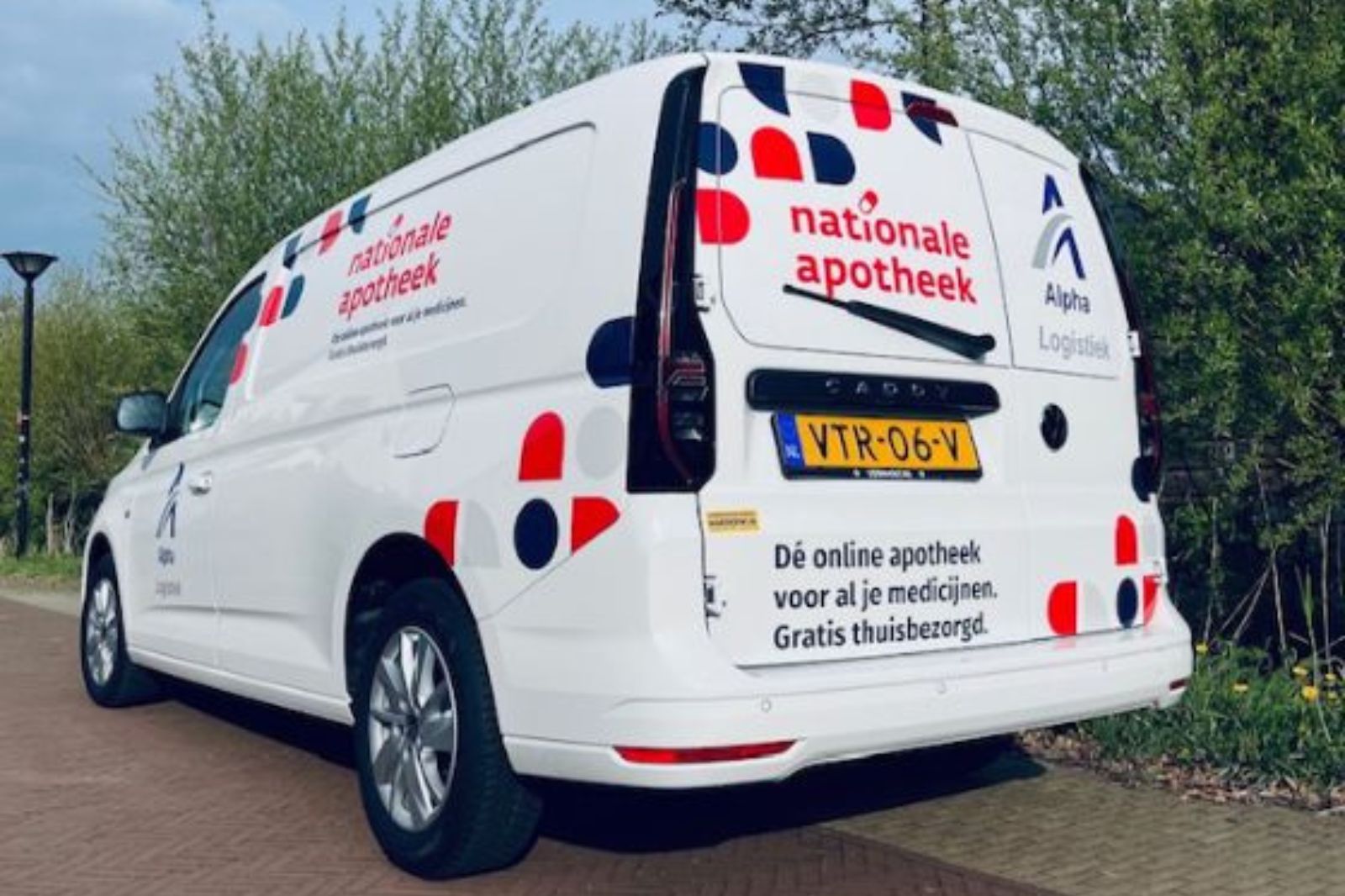 Logistiek maatwerk - Bus van Alpha Logistiek met branding van Nationale Apotheek