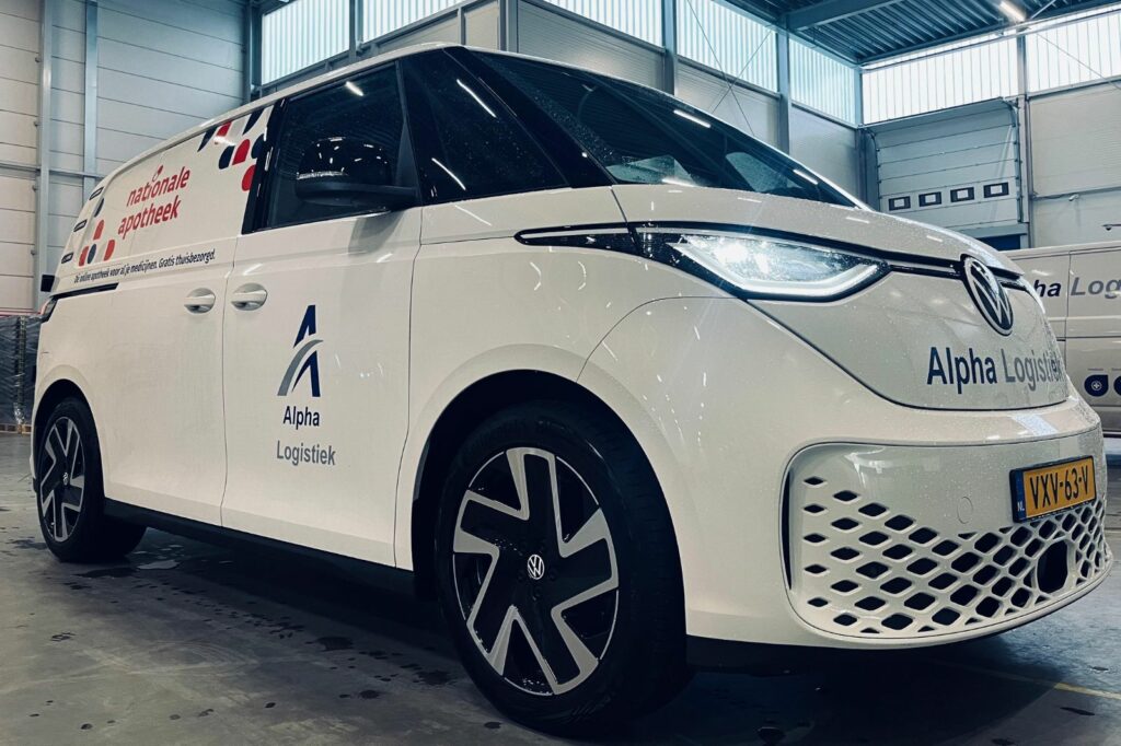 Nieuw elektrisch voertuig van Alpha Logistiek met branding van Nationale Apotheek.