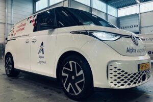 Nieuw elektrisch voertuig van Alpha Logistiek met branding van Nationale Apotheek.