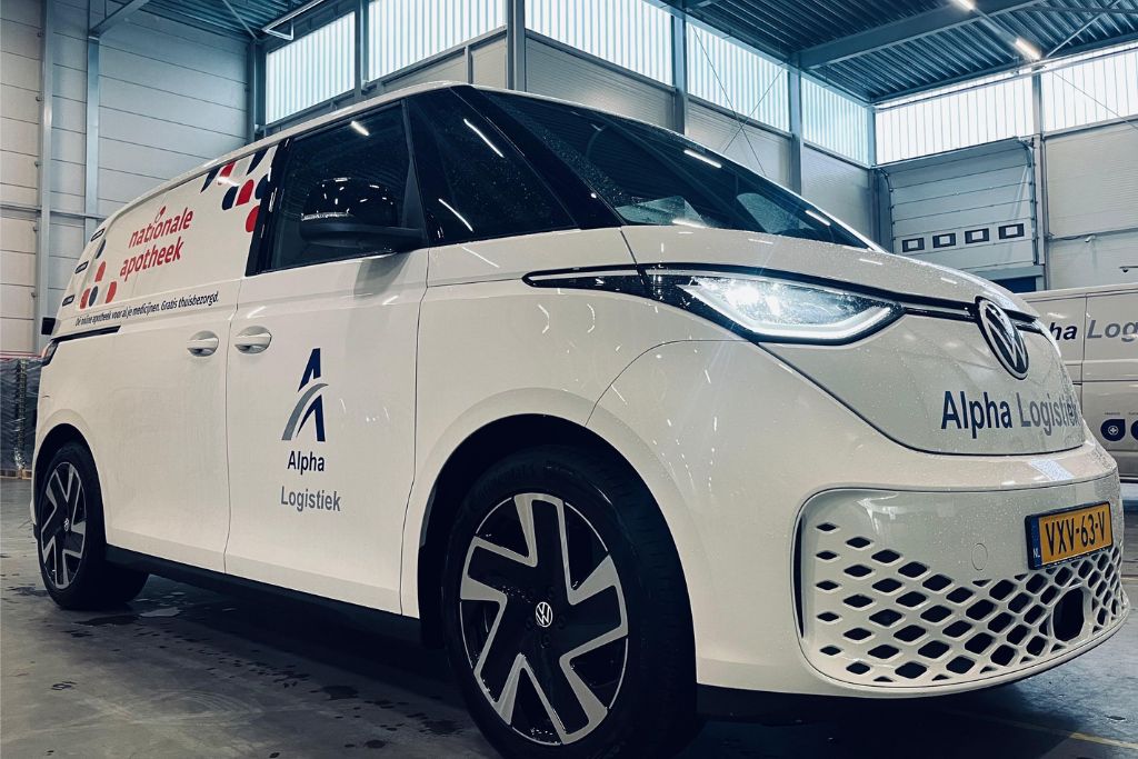 Nieuw elektrisch voertuig van Alpha Logistiek met branding van Nationale Apotheek voor Duurzaam transport.