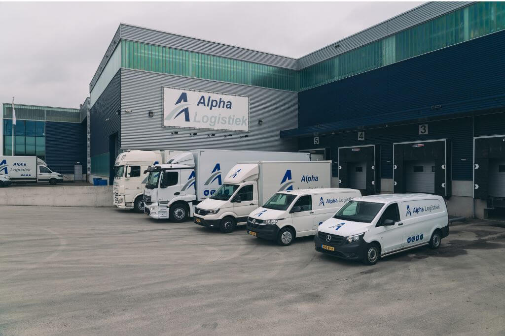 Professioneel logistiek bedrijf Alpha Logistiek. Afbeelding van diverse Alpha Logistiek voertuigen
