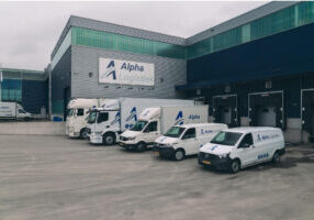 Professioneel logistiek bedrijf Alpha Logistiek. Afbeelding van diverse Alpha Logistiek voertuigen